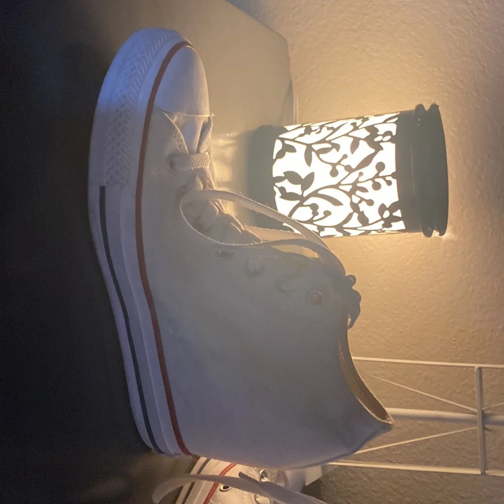 9 in womens white all star converse shoes - Picture 2 of 4